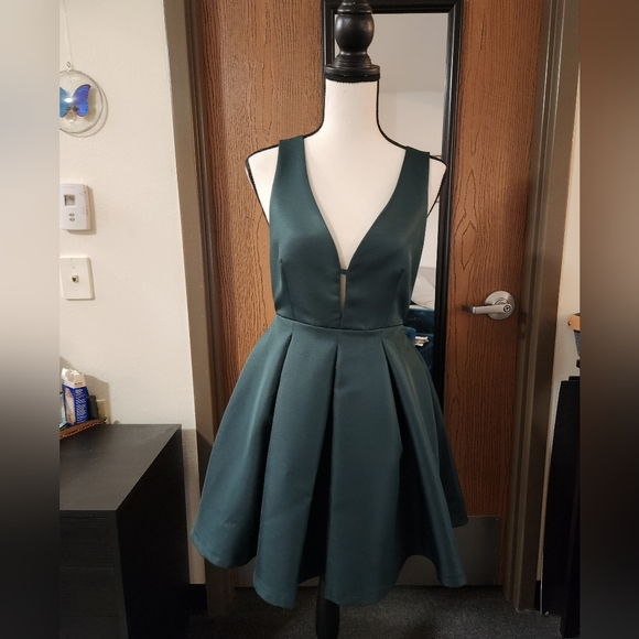 Exquisite Emerald Green Dress - Picture 2 of 7